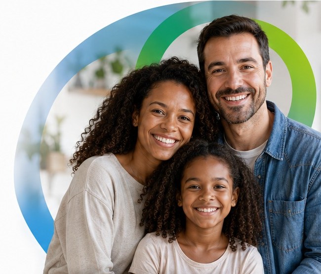 Pai, mãe e filha abraçados e sorrindo